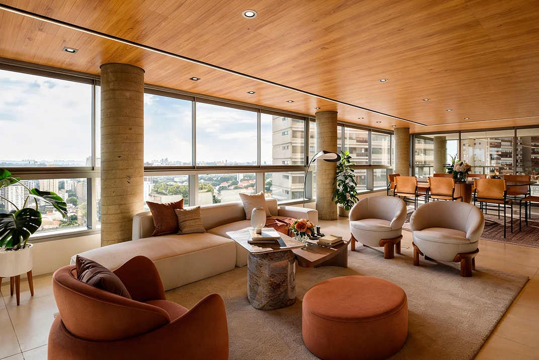 Living de alto padrão ambientado pela RUUM, com vista para a cidade